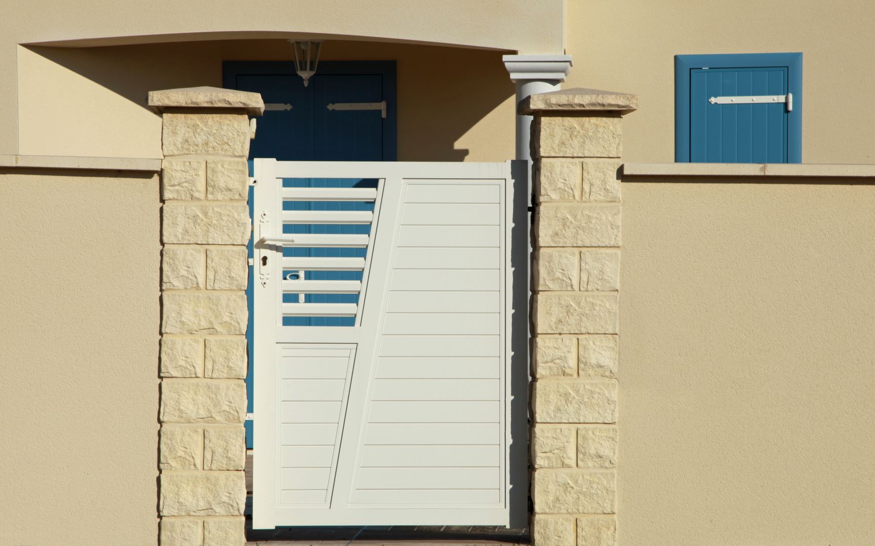 portail-bleu-maison-grece